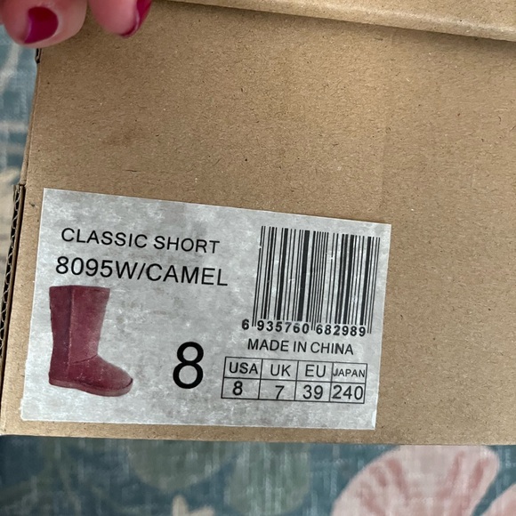 NIB UGG Classic Short boot in camel - Picture 9 of 9
